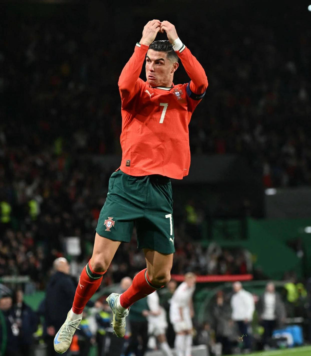 德甲前瞻：残阵法兰克福死磕多特，攻防两极对决定欧冠资格格局