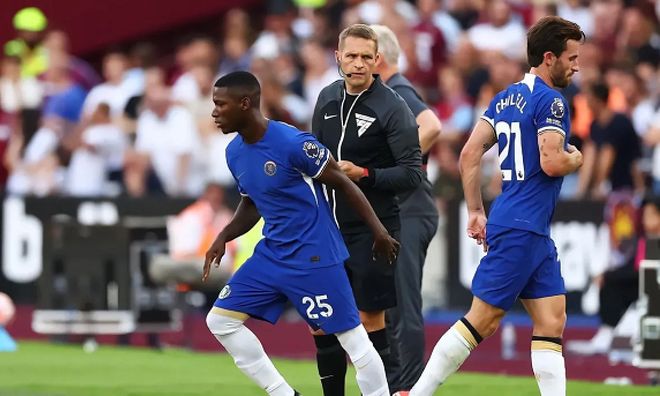 阿莫林在曼联多次想不干，拉爵约喝酒安抚！索帅高情商吸引管理层